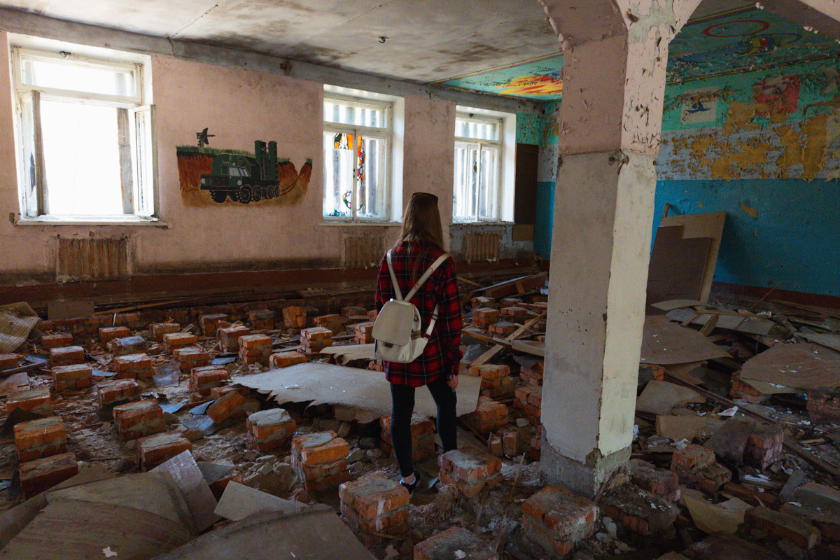 А если бы стены умели говорить, что бы они нам рассказали? Об этом, надо полагать, думают все, кто когда-то гулял по заброшенным зданиям. В регионе их много, но в особенном месте военный городок в Петушинском районе. Тут не одно разрушенное строение, а большая территория, где несколько корпусов сейчас просто руины, хранящие свои тайны.