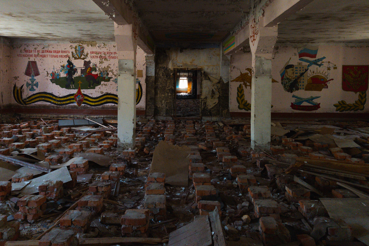 А если бы стены умели говорить, что бы они нам рассказали? Об этом, надо полагать, думают все, кто когда-то гулял по заброшенным зданиям. В регионе их много, но в особенном месте военный городок в Петушинском районе. Тут не одно разрушенное строение, а большая территория, где несколько корпусов сейчас просто руины, хранящие свои тайны.