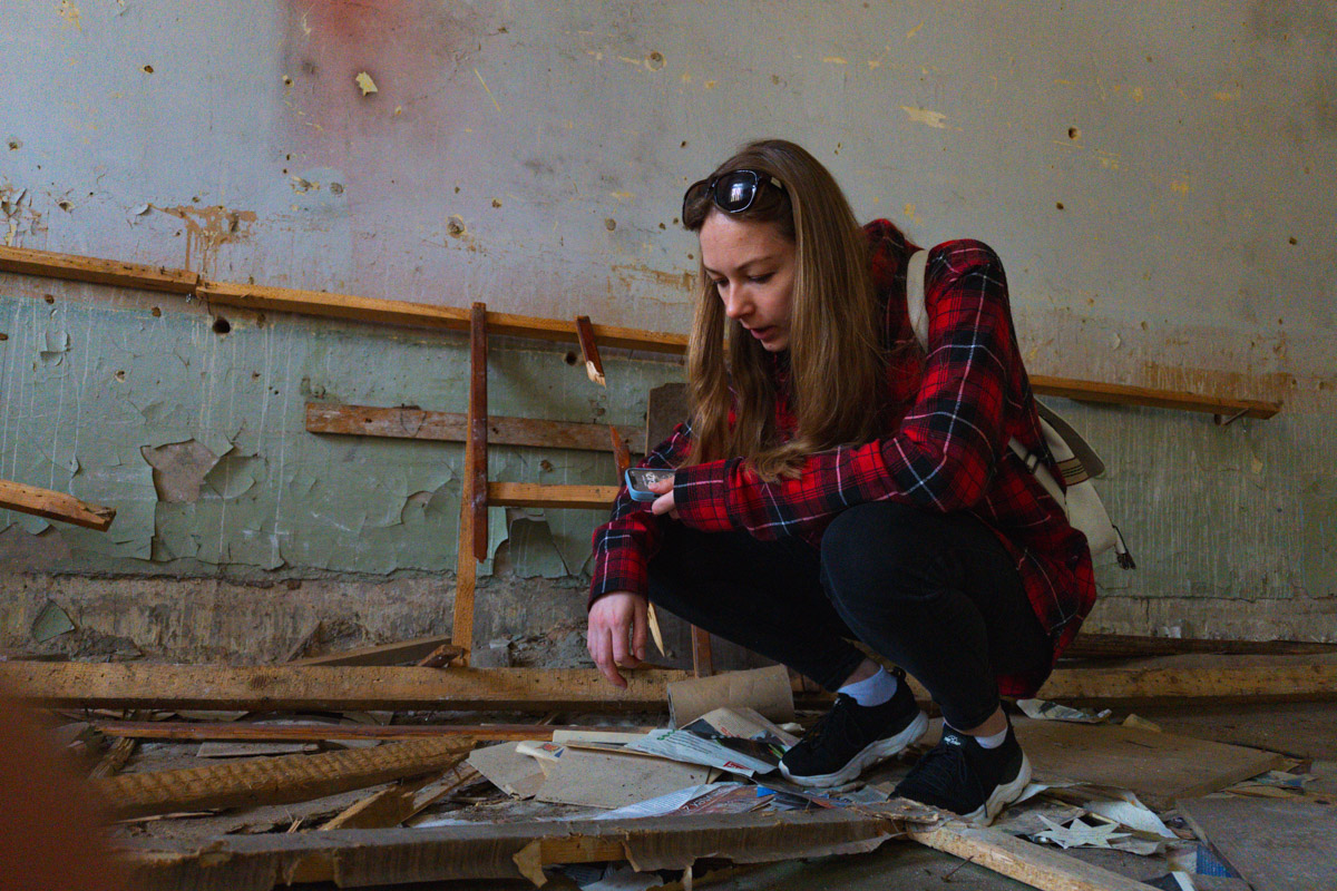 А если бы стены умели говорить, что бы они нам рассказали? Об этом, надо полагать, думают все, кто когда-то гулял по заброшенным зданиям. В регионе их много, но в особенном месте военный городок в Петушинском районе. Тут не одно разрушенное строение, а большая территория, где несколько корпусов сейчас просто руины, хранящие свои тайны.