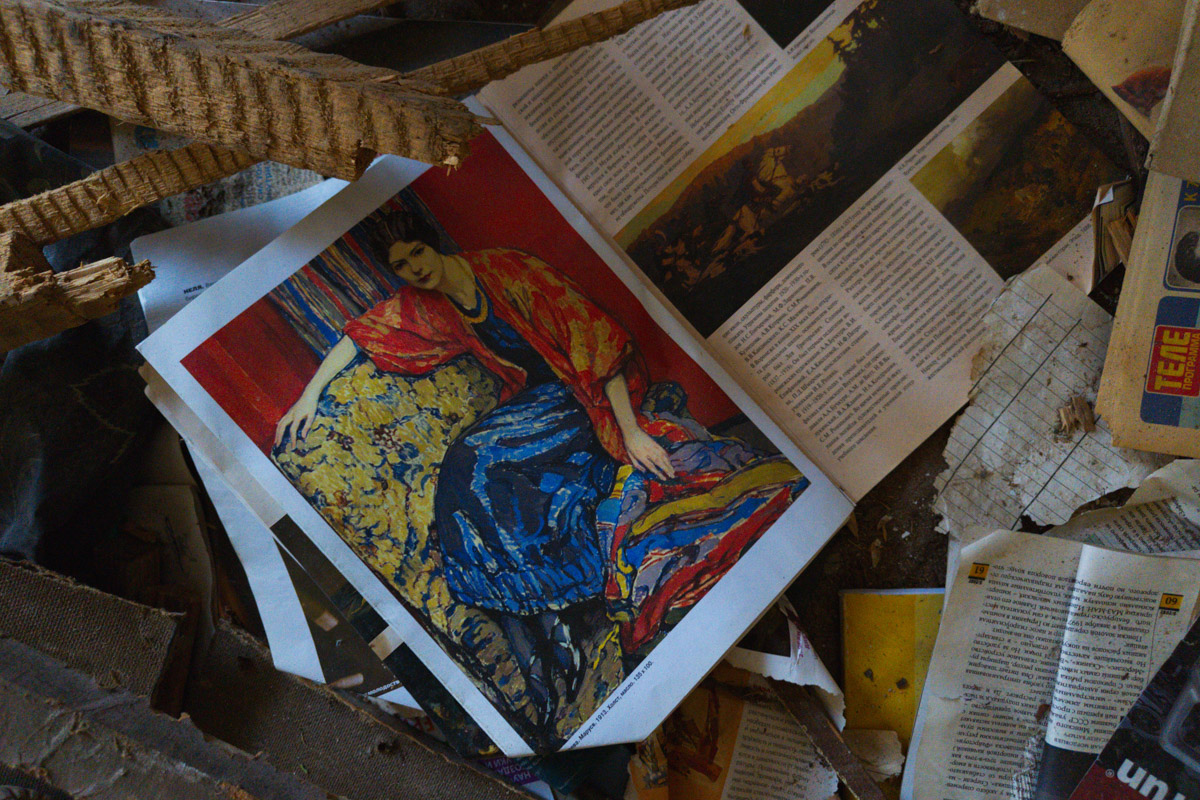 А если бы стены умели говорить, что бы они нам рассказали? Об этом, надо полагать, думают все, кто когда-то гулял по заброшенным зданиям. В регионе их много, но в особенном месте военный городок в Петушинском районе. Тут не одно разрушенное строение, а большая территория, где несколько корпусов сейчас просто руины, хранящие свои тайны.