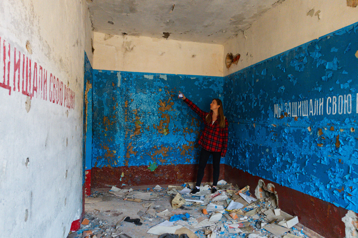 А если бы стены умели говорить, что бы они нам рассказали? Об этом, надо полагать, думают все, кто когда-то гулял по заброшенным зданиям. В регионе их много, но в особенном месте военный городок в Петушинском районе. Тут не одно разрушенное строение, а большая территория, где несколько корпусов сейчас просто руины, хранящие свои тайны.