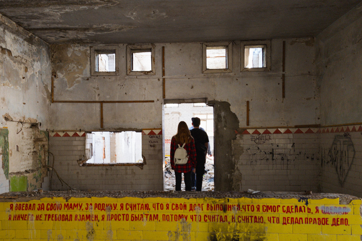 А если бы стены умели говорить, что бы они нам рассказали? Об этом, надо полагать, думают все, кто когда-то гулял по заброшенным зданиям. В регионе их много, но в особенном месте военный городок в Петушинском районе. Тут не одно разрушенное строение, а большая территория, где несколько корпусов сейчас просто руины, хранящие свои тайны.