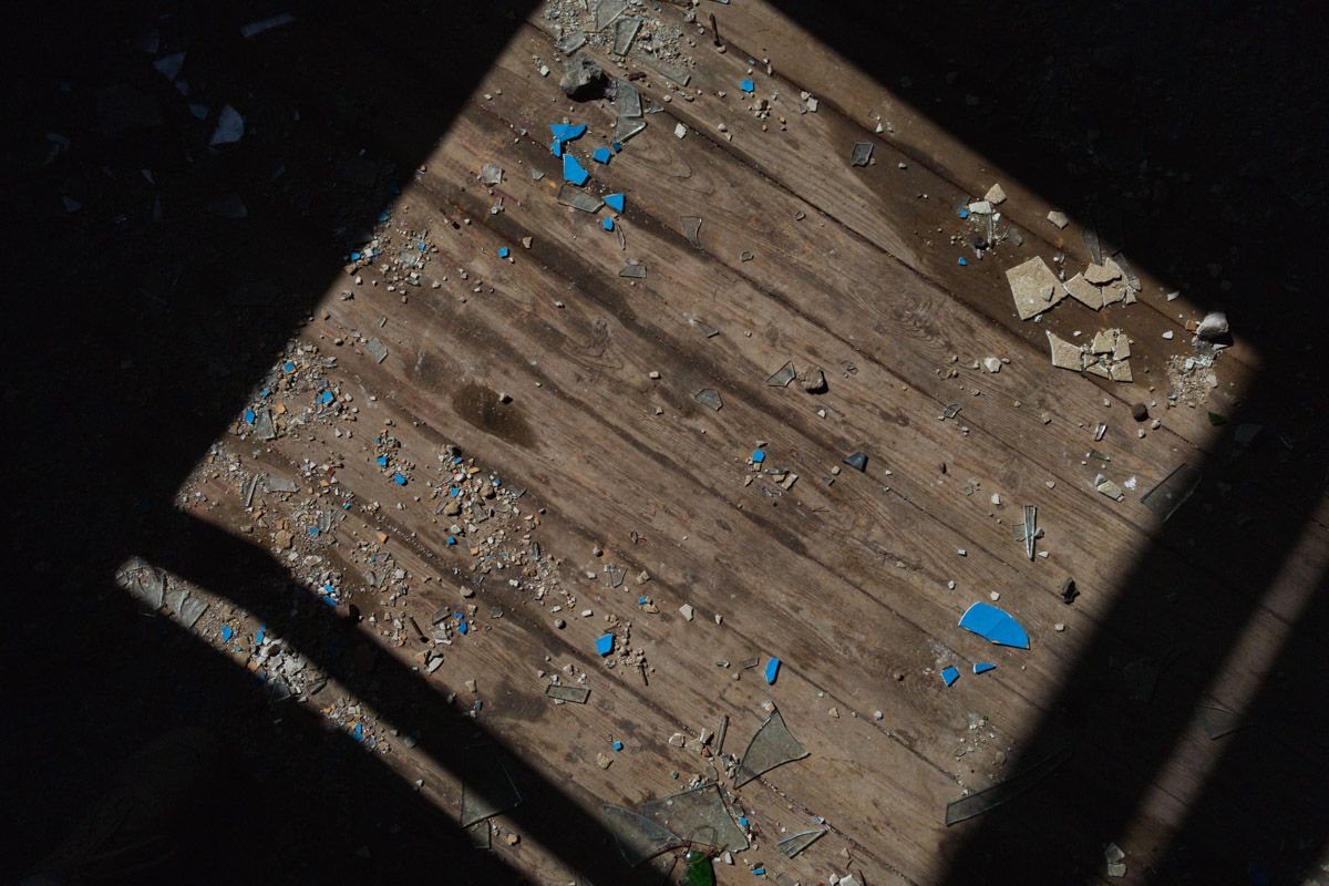 А если бы стены умели говорить, что бы они нам рассказали? Об этом, надо полагать, думают все, кто когда-то гулял по заброшенным зданиям. В регионе их много, но в особенном месте военный городок в Петушинском районе. Тут не одно разрушенное строение, а большая территория, где несколько корпусов сейчас просто руины, хранящие свои тайны.