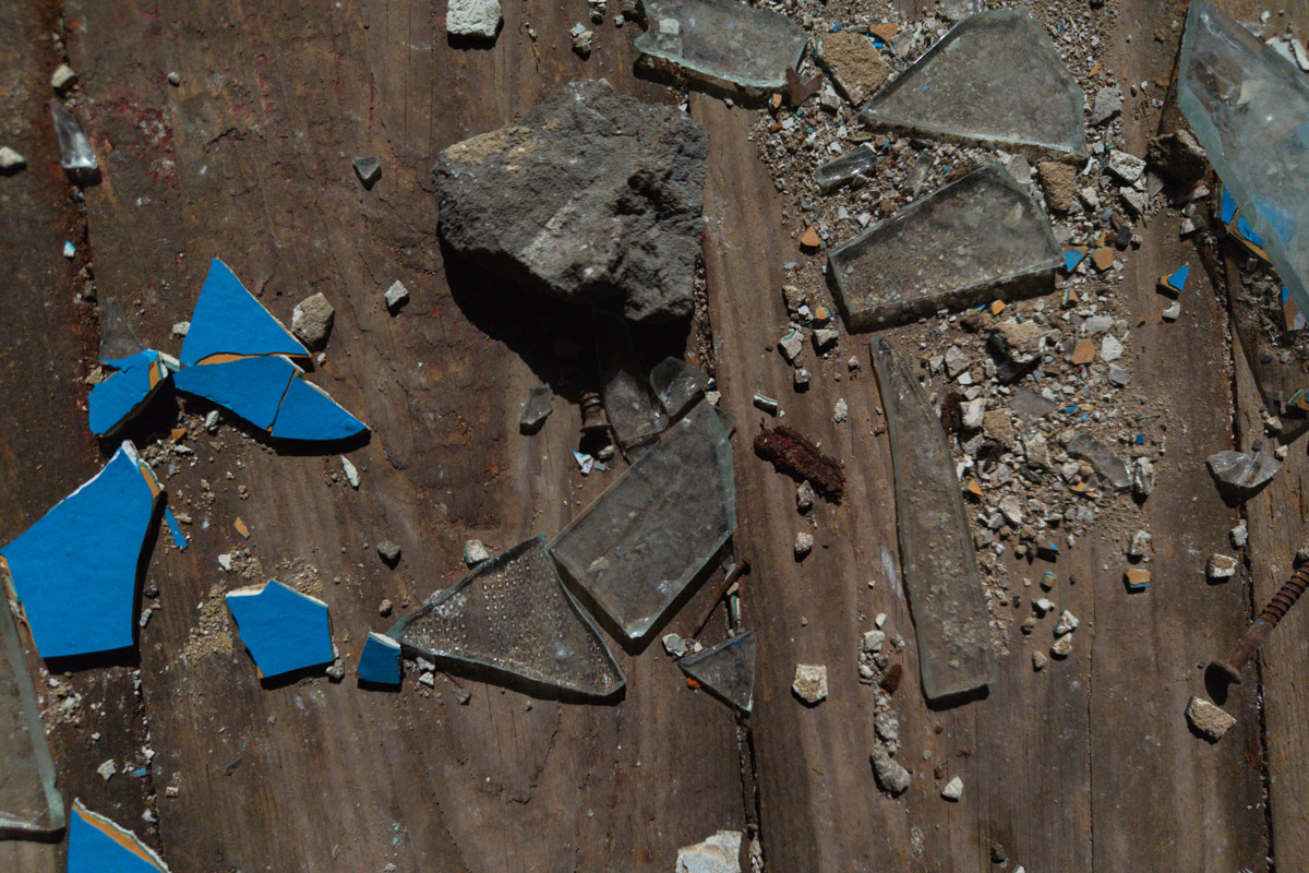 А если бы стены умели говорить, что бы они нам рассказали? Об этом, надо полагать, думают все, кто когда-то гулял по заброшенным зданиям. В регионе их много, но в особенном месте военный городок в Петушинском районе. Тут не одно разрушенное строение, а большая территория, где несколько корпусов сейчас просто руины, хранящие свои тайны.