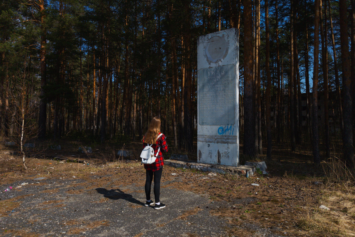 А если бы стены умели говорить, что бы они нам рассказали? Об этом, надо полагать, думают все, кто когда-то гулял по заброшенным зданиям. В регионе их много, но в особенном месте военный городок в Петушинском районе. Тут не одно разрушенное строение, а большая территория, где несколько корпусов сейчас просто руины, хранящие свои тайны.