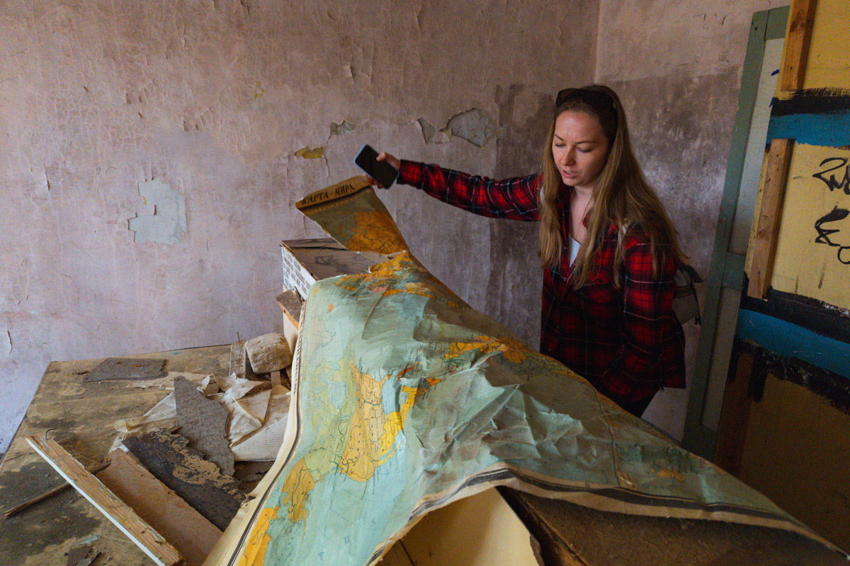 А если бы стены умели говорить, что бы они нам рассказали? Об этом, надо полагать, думают все, кто когда-то гулял по заброшенным зданиям. В регионе их много, но в особенном месте военный городок в Петушинском районе. Тут не одно разрушенное строение, а большая территория, где несколько корпусов сейчас просто руины, хранящие свои тайны.