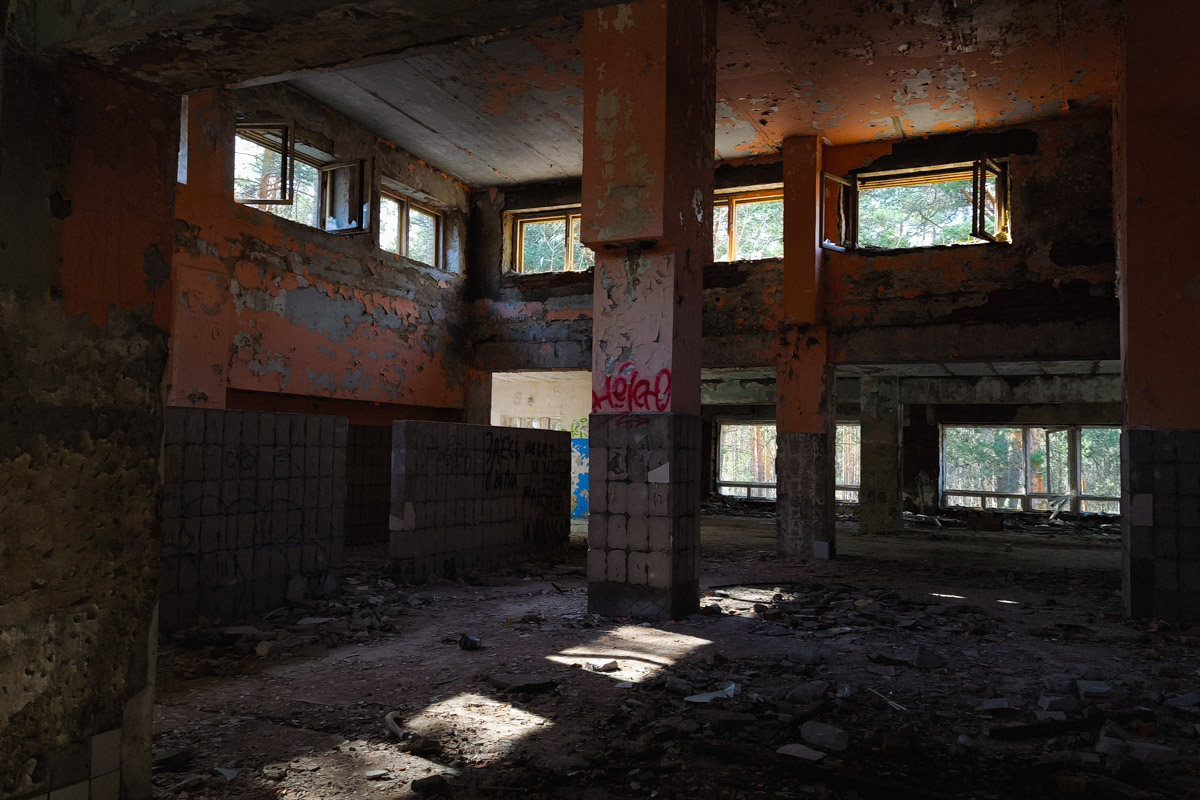 А если бы стены умели говорить, что бы они нам рассказали? Об этом, надо полагать, думают все, кто когда-то гулял по заброшенным зданиям. В регионе их много, но в особенном месте военный городок в Петушинском районе. Тут не одно разрушенное строение, а большая территория, где несколько корпусов сейчас просто руины, хранящие свои тайны.