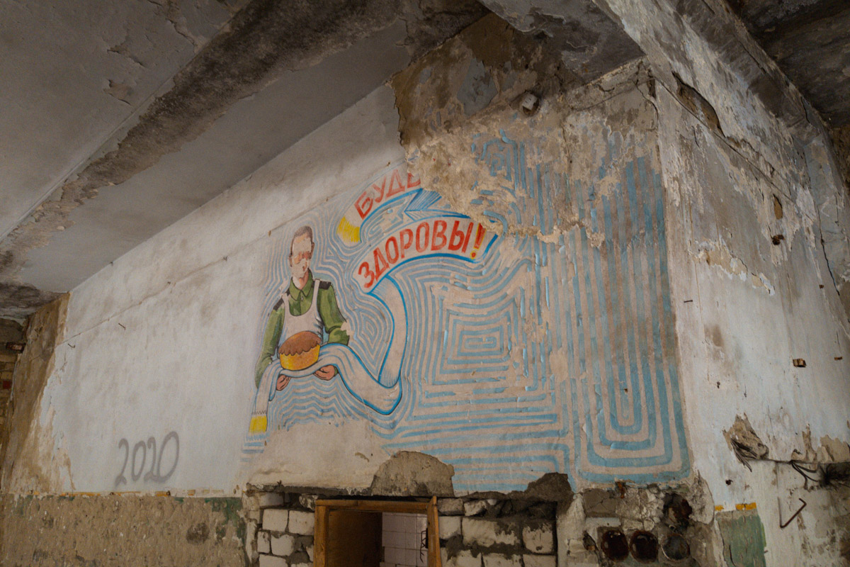 А если бы стены умели говорить, что бы они нам рассказали? Об этом, надо полагать, думают все, кто когда-то гулял по заброшенным зданиям. В регионе их много, но в особенном месте военный городок в Петушинском районе. Тут не одно разрушенное строение, а большая территория, где несколько корпусов сейчас просто руины, хранящие свои тайны.