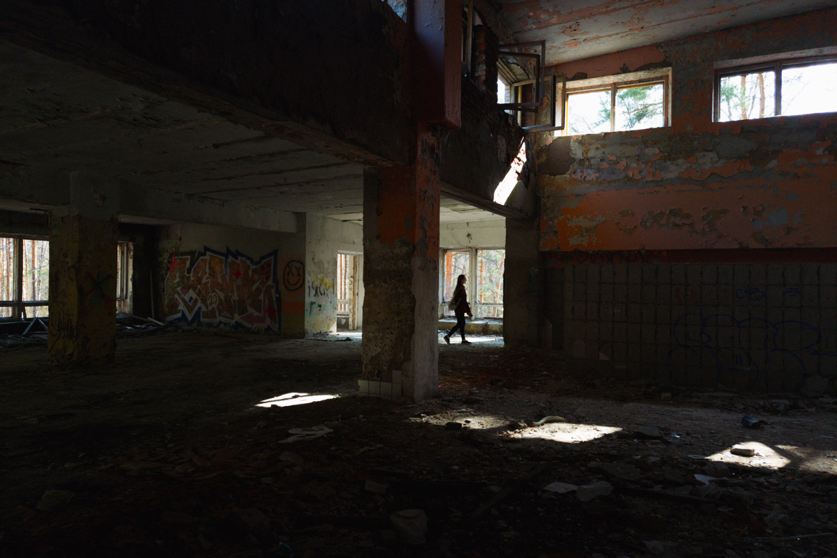 А если бы стены умели говорить, что бы они нам рассказали? Об этом, надо полагать, думают все, кто когда-то гулял по заброшенным зданиям. В регионе их много, но в особенном месте военный городок в Петушинском районе. Тут не одно разрушенное строение, а большая территория, где несколько корпусов сейчас просто руины, хранящие свои тайны.