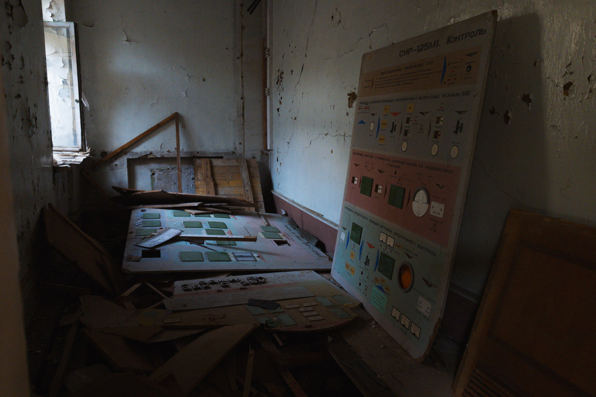 А если бы стены умели говорить, что бы они нам рассказали? Об этом, надо полагать, думают все, кто когда-то гулял по заброшенным зданиям. В регионе их много, но в особенном месте военный городок в Петушинском районе. Тут не одно разрушенное строение, а большая территория, где несколько корпусов сейчас просто руины, хранящие свои тайны.