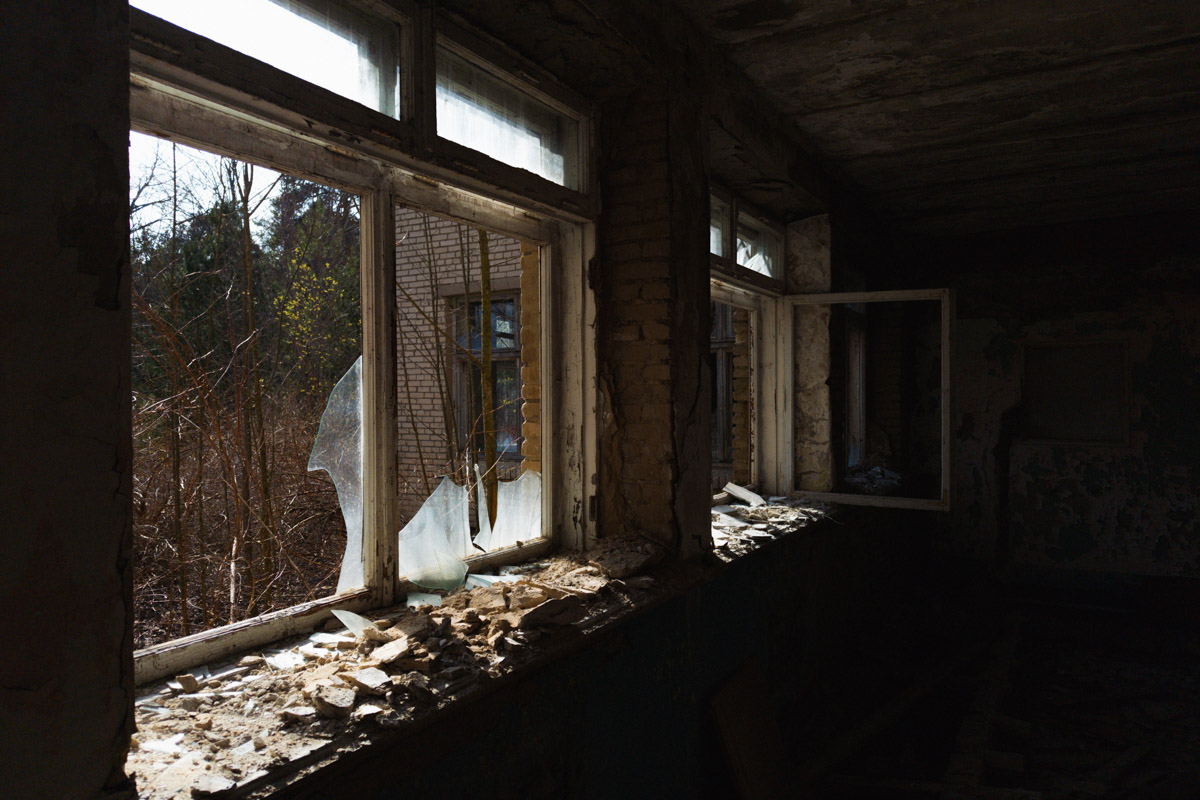 А если бы стены умели говорить, что бы они нам рассказали? Об этом, надо полагать, думают все, кто когда-то гулял по заброшенным зданиям. В регионе их много, но в особенном месте военный городок в Петушинском районе. Тут не одно разрушенное строение, а большая территория, где несколько корпусов сейчас просто руины, хранящие свои тайны.