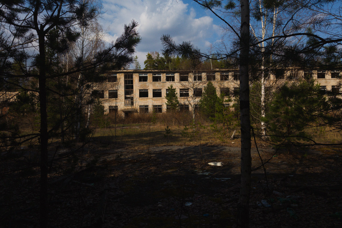 А если бы стены умели говорить, что бы они нам рассказали? Об этом, надо полагать, думают все, кто когда-то гулял по заброшенным зданиям. В регионе их много, но в особенном месте военный городок в Петушинском районе. Тут не одно разрушенное строение, а большая территория, где несколько корпусов сейчас просто руины, хранящие свои тайны.