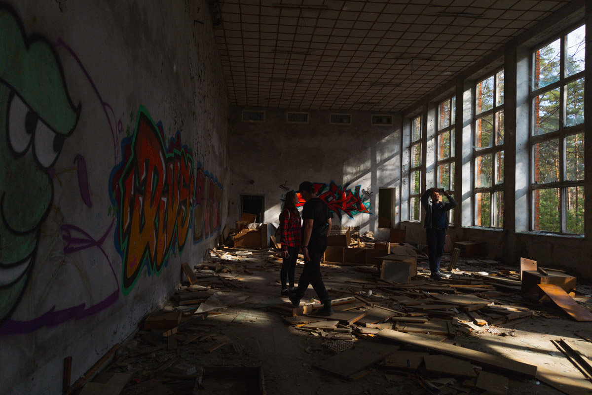 А если бы стены умели говорить, что бы они нам рассказали? Об этом, надо полагать, думают все, кто когда-то гулял по заброшенным зданиям. В регионе их много, но в особенном месте военный городок в Петушинском районе. Тут не одно разрушенное строение, а большая территория, где несколько корпусов сейчас просто руины, хранящие свои тайны.