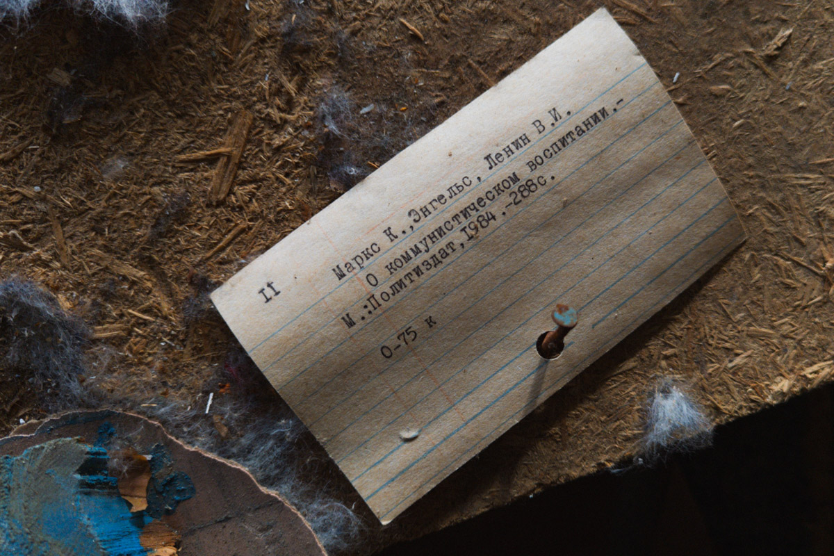 А если бы стены умели говорить, что бы они нам рассказали? Об этом, надо полагать, думают все, кто когда-то гулял по заброшенным зданиям. В регионе их много, но в особенном месте военный городок в Петушинском районе. Тут не одно разрушенное строение, а большая территория, где несколько корпусов сейчас просто руины, хранящие свои тайны.