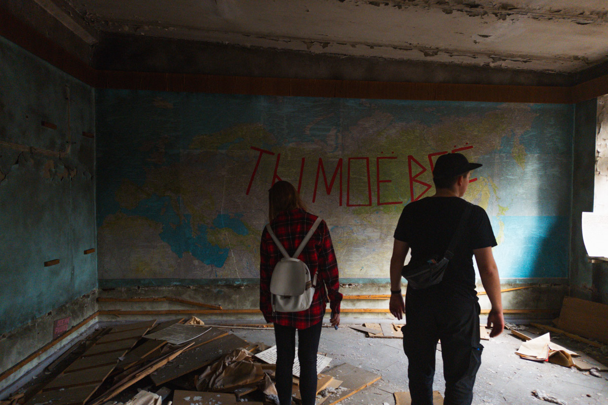 А если бы стены умели говорить, что бы они нам рассказали? Об этом, надо полагать, думают все, кто когда-то гулял по заброшенным зданиям. В регионе их много, но в особенном месте военный городок в Петушинском районе. Тут не одно разрушенное строение, а большая территория, где несколько корпусов сейчас просто руины, хранящие свои тайны.