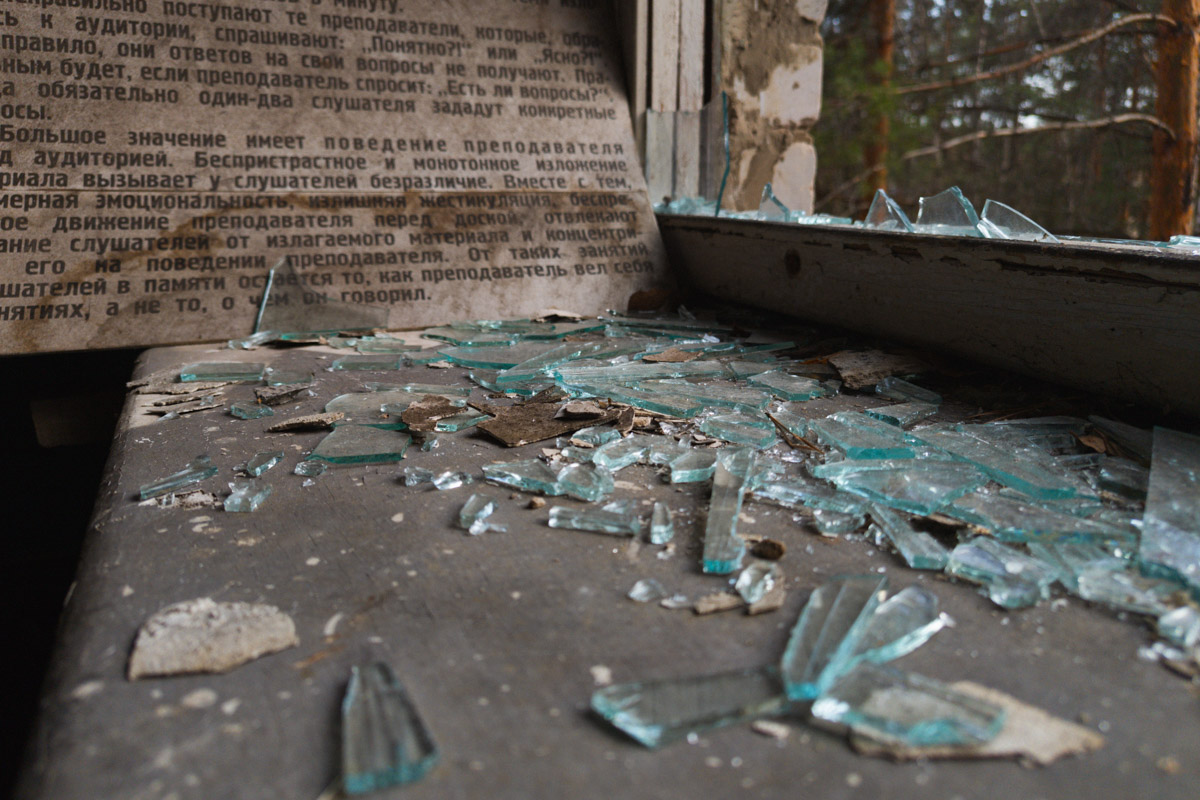 А если бы стены умели говорить, что бы они нам рассказали? Об этом, надо полагать, думают все, кто когда-то гулял по заброшенным зданиям. В регионе их много, но в особенном месте военный городок в Петушинском районе. Тут не одно разрушенное строение, а большая территория, где несколько корпусов сейчас просто руины, хранящие свои тайны.