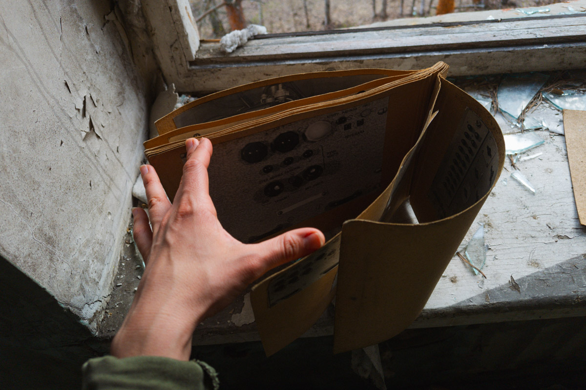 А если бы стены умели говорить, что бы они нам рассказали? Об этом, надо полагать, думают все, кто когда-то гулял по заброшенным зданиям. В регионе их много, но в особенном месте военный городок в Петушинском районе. Тут не одно разрушенное строение, а большая территория, где несколько корпусов сейчас просто руины, хранящие свои тайны.