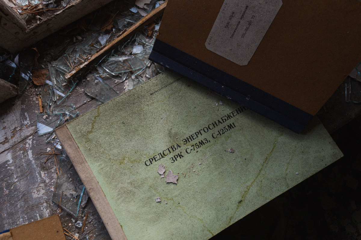 А если бы стены умели говорить, что бы они нам рассказали? Об этом, надо полагать, думают все, кто когда-то гулял по заброшенным зданиям. В регионе их много, но в особенном месте военный городок в Петушинском районе. Тут не одно разрушенное строение, а большая территория, где несколько корпусов сейчас просто руины, хранящие свои тайны.