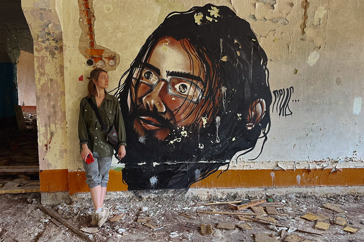 А если бы стены умели говорить, что бы они нам рассказали? Об этом, надо полагать, думают все, кто когда-то гулял по заброшенным зданиям. В регионе их много, но в особенном месте военный городок в Петушинском районе. Тут не одно разрушенное строение, а большая территория, где несколько корпусов сейчас просто руины, хранящие свои тайны.