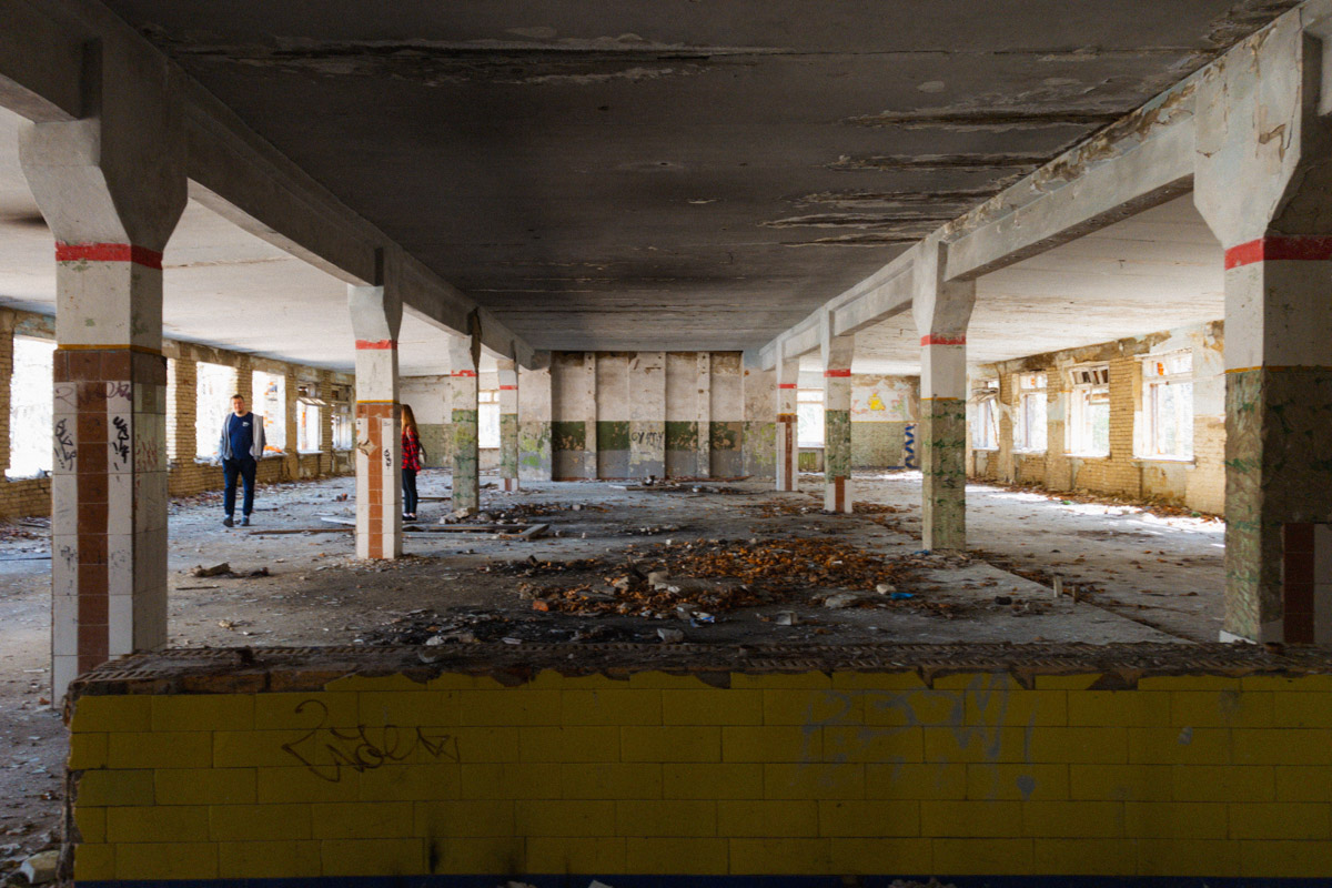 А если бы стены умели говорить, что бы они нам рассказали? Об этом, надо полагать, думают все, кто когда-то гулял по заброшенным зданиям. В регионе их много, но в особенном месте военный городок в Петушинском районе. Тут не одно разрушенное строение, а большая территория, где несколько корпусов сейчас просто руины, хранящие свои тайны.