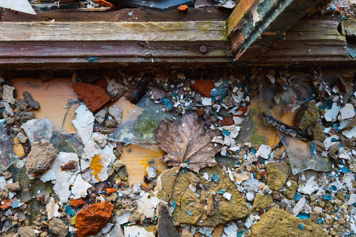 А если бы стены умели говорить, что бы они нам рассказали? Об этом, надо полагать, думают все, кто когда-то гулял по заброшенным зданиям. В регионе их много, но в особенном месте военный городок в Петушинском районе. Тут не одно разрушенное строение, а большая территория, где несколько корпусов сейчас просто руины, хранящие свои тайны.