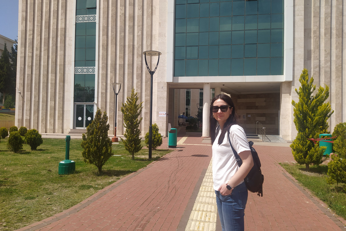 Жанна Актюрк уже 15 лет живет в Турции, где за это время не только создала семью, но и освоила несколько новых музыкальных инструментов и даже начала преподавать в престижном университете на национальном языке, пройдя строгий отбор наравне с местными.