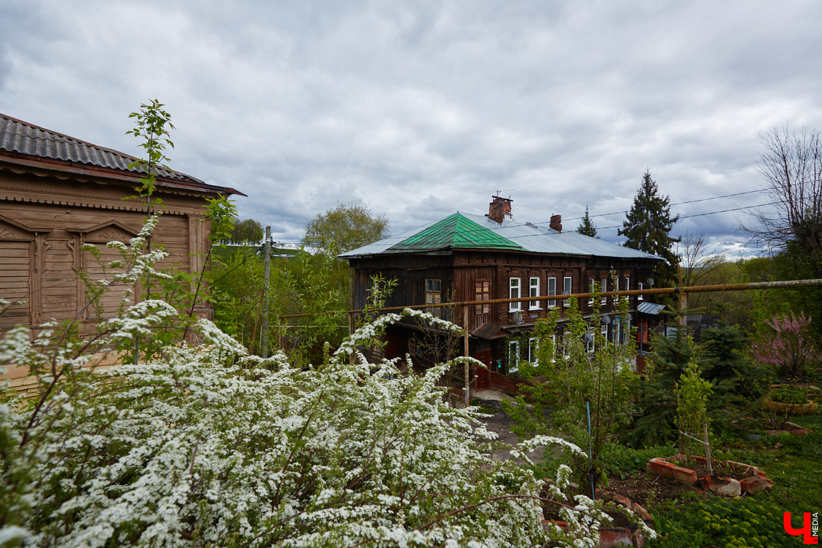 Помните, раньше говорили: «Шапку надень, не май месяц»? Сейчас же и в преддверии лета хочется закутаться во все теплое, вязаное, уютное. Неужели последний весенний братец так и не порадует нас теплыми деньками?