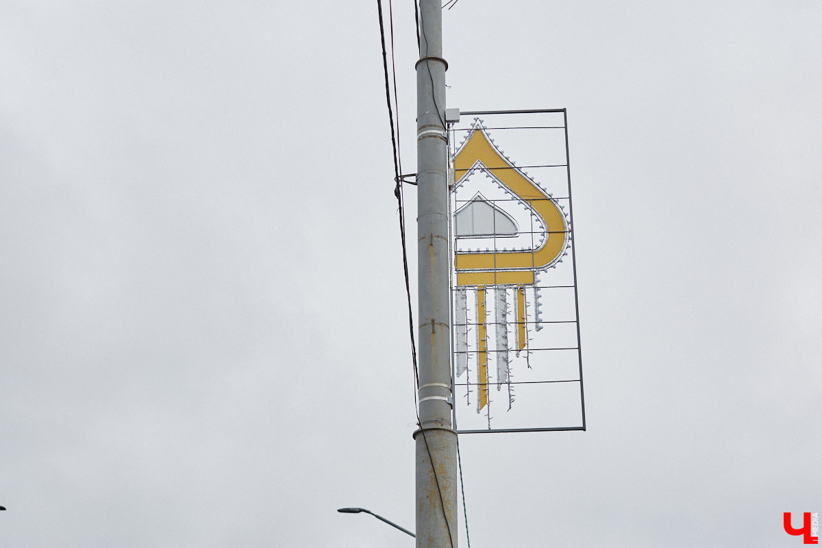 На мосту через Клязьму обновили световые опоры. На фонарных столбах теперь красуется сорок новых консолей в виде золоченых куполов. Въезд в город со стороны Загородного парка засверкал новыми красками. Получилось красиво и необычно. Что еще нового в сфере дорожных новостей Владимира? Рассказываем!