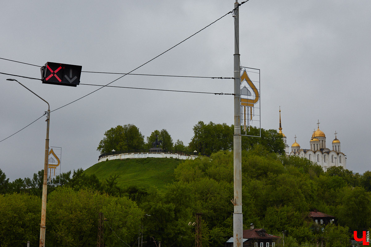 На мосту через Клязьму обновили световые опоры. На фонарных столбах теперь красуется сорок новых консолей в виде золоченых куполов. Въезд в город со стороны Загородного парка засверкал новыми красками. Получилось красиво и необычно. Что еще нового в сфере дорожных новостей Владимира? Рассказываем!