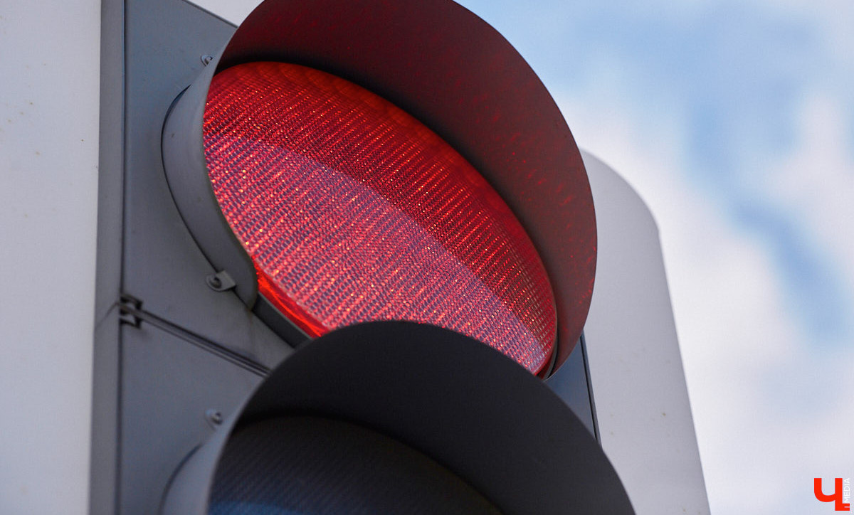 На мосту через Клязьму обновили световые опоры. На фонарных столбах теперь красуется сорок новых консолей в виде золоченых куполов. Въезд в город со стороны Загородного парка засверкал новыми красками. Получилось красиво и необычно. Что еще нового в сфере дорожных новостей Владимира? Рассказываем!