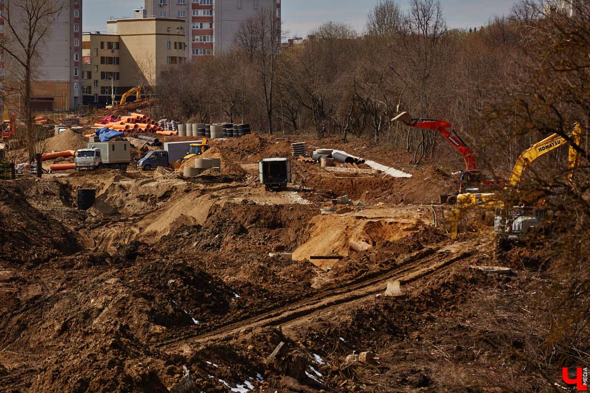 На мосту через Клязьму обновили световые опоры. На фонарных столбах теперь красуется сорок новых консолей в виде золоченых куполов. Въезд в город со стороны Загородного парка засверкал новыми красками. Получилось красиво и необычно. Что еще нового в сфере дорожных новостей Владимира? Рассказываем!