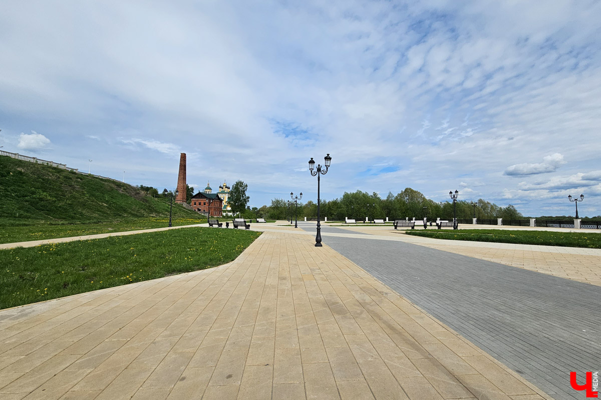 Куда отправиться в выходные? Протестировали совсем близкий маршрут: полтора часа — и вы в Муроме. Что там ждет кроме калачей? Добрые дела, прекрасные виды и... павлины. Рассказываем о коротком, но увлекательном туре выходного дня.