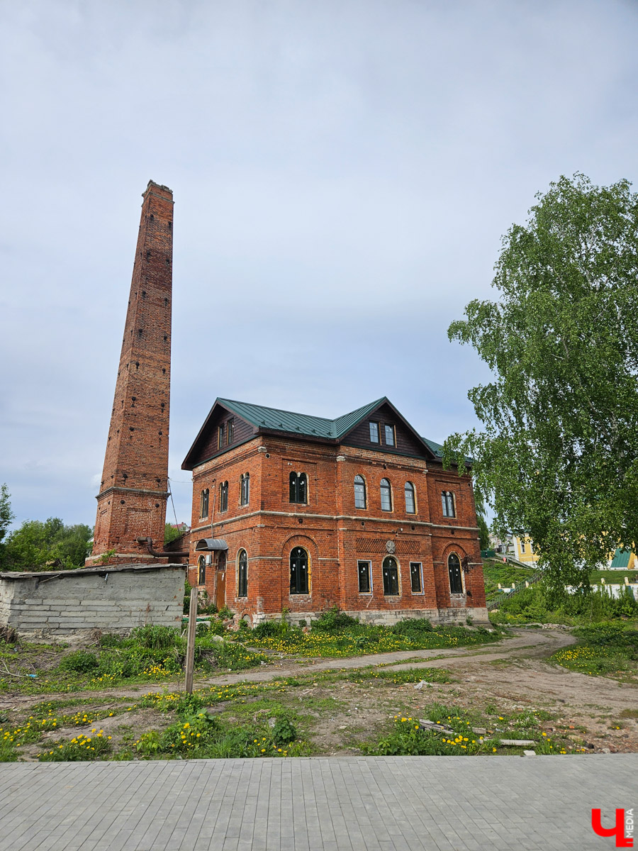 Куда отправиться в выходные? Протестировали совсем близкий маршрут: полтора часа — и вы в Муроме. Что там ждет кроме калачей? Добрые дела, прекрасные виды и... павлины. Рассказываем о коротком, но увлекательном туре выходного дня.