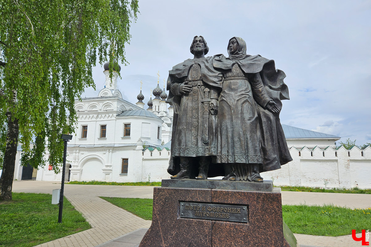 Куда отправиться в выходные? Протестировали совсем близкий маршрут: полтора часа — и вы в Муроме. Что там ждет кроме калачей? Добрые дела, прекрасные виды и... павлины. Рассказываем о коротком, но увлекательном туре выходного дня.