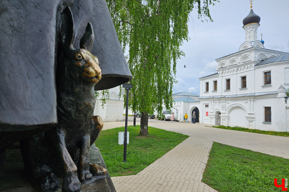 Куда отправиться в выходные? Протестировали совсем близкий маршрут: полтора часа — и вы в Муроме. Что там ждет кроме калачей? Добрые дела, прекрасные виды и... павлины. Рассказываем о коротком, но увлекательном туре выходного дня.