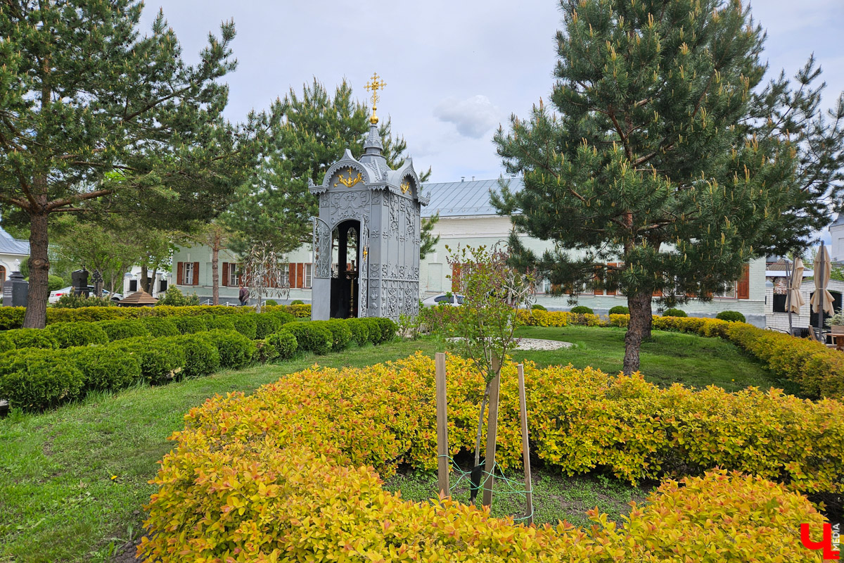 Куда отправиться в выходные? Протестировали совсем близкий маршрут: полтора часа — и вы в Муроме. Что там ждет кроме калачей? Добрые дела, прекрасные виды и... павлины. Рассказываем о коротком, но увлекательном туре выходного дня.