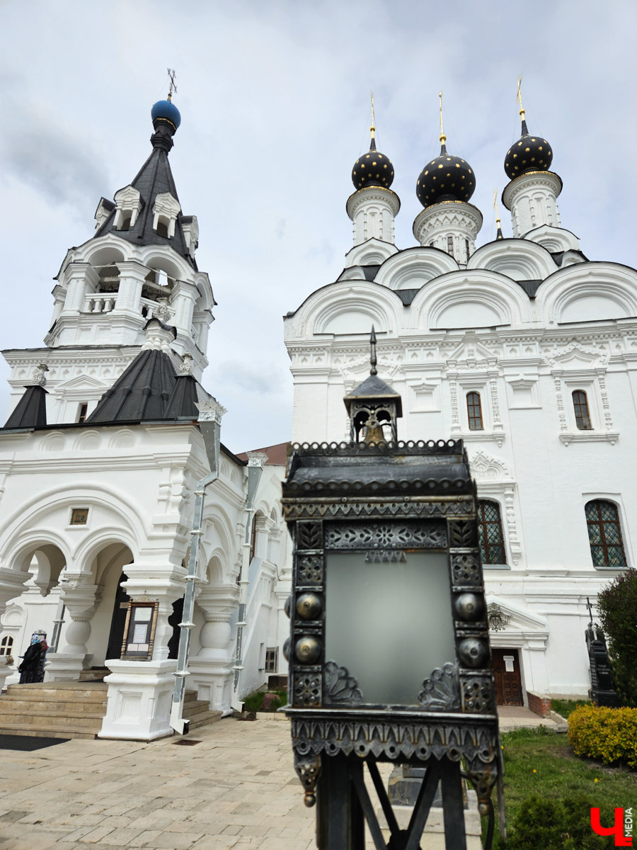 Куда отправиться в выходные? Протестировали совсем близкий маршрут: полтора часа — и вы в Муроме. Что там ждет кроме калачей? Добрые дела, прекрасные виды и... павлины. Рассказываем о коротком, но увлекательном туре выходного дня.