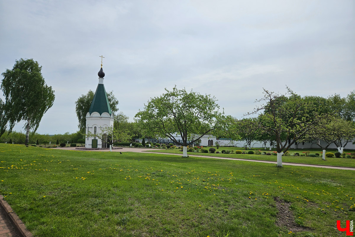 Куда отправиться в выходные? Протестировали совсем близкий маршрут: полтора часа — и вы в Муроме. Что там ждет кроме калачей? Добрые дела, прекрасные виды и... павлины. Рассказываем о коротком, но увлекательном туре выходного дня.