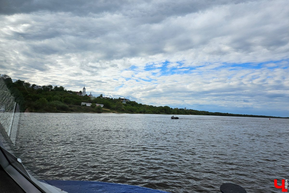 Куда отправиться в выходные? Протестировали совсем близкий маршрут: полтора часа — и вы в Муроме. Что там ждет кроме калачей? Добрые дела, прекрасные виды и... павлины. Рассказываем о коротком, но увлекательном туре выходного дня.