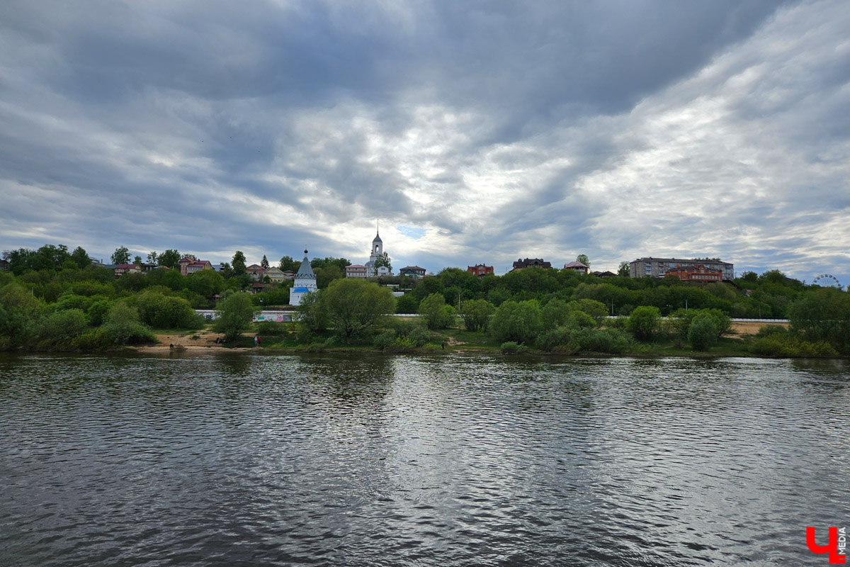 Куда отправиться в выходные? Протестировали совсем близкий маршрут: полтора часа — и вы в Муроме. Что там ждет кроме калачей? Добрые дела, прекрасные виды и... павлины. Рассказываем о коротком, но увлекательном туре выходного дня.