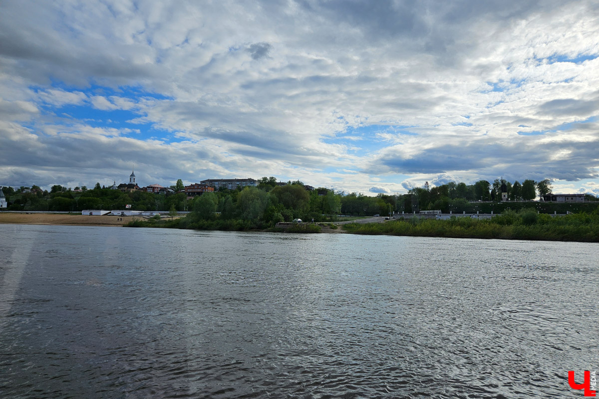 Куда отправиться в выходные? Протестировали совсем близкий маршрут: полтора часа — и вы в Муроме. Что там ждет кроме калачей? Добрые дела, прекрасные виды и... павлины. Рассказываем о коротком, но увлекательном туре выходного дня.