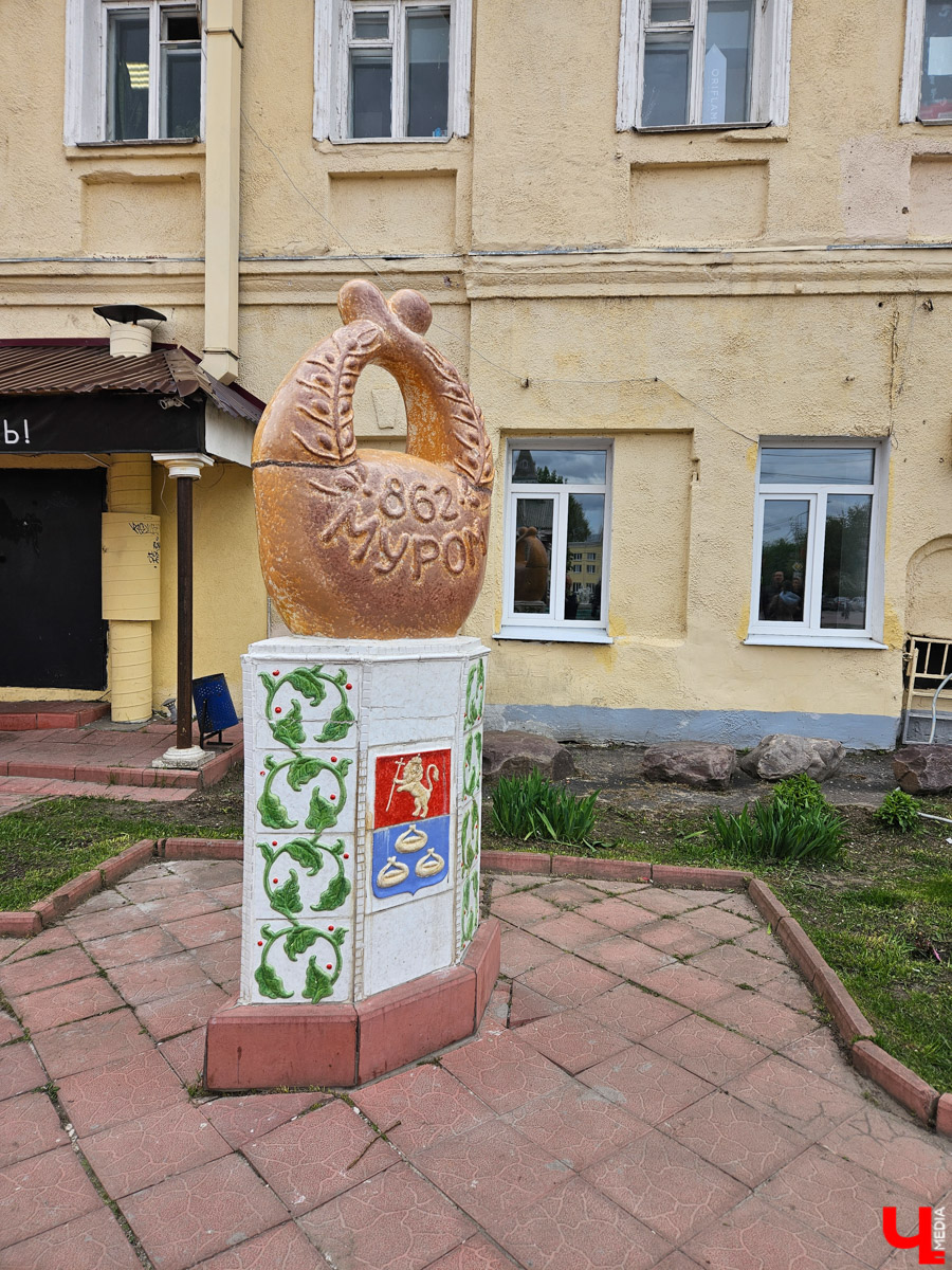 Куда отправиться в выходные? Протестировали совсем близкий маршрут: полтора часа — и вы в Муроме. Что там ждет кроме калачей? Добрые дела, прекрасные виды и... павлины. Рассказываем о коротком, но увлекательном туре выходного дня.