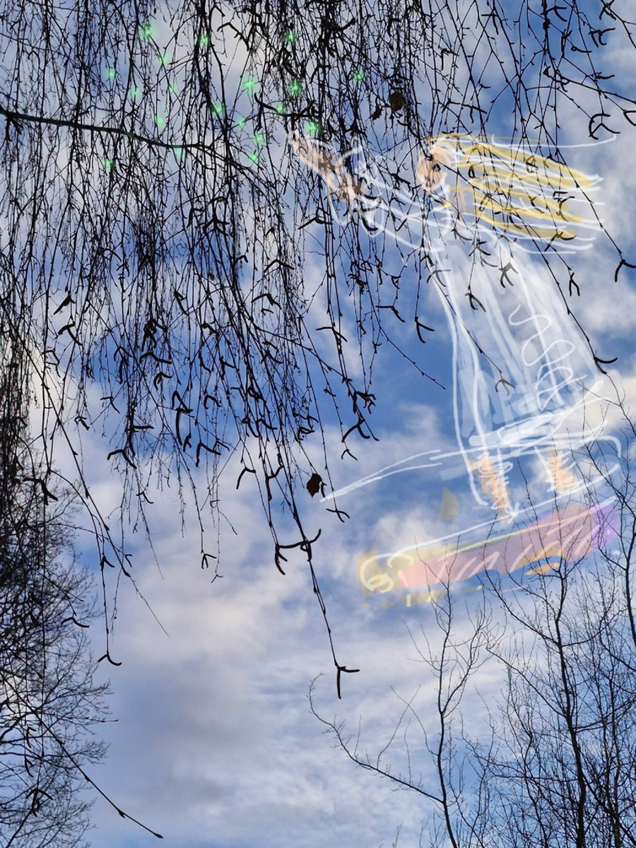 У владимирского реставратора Татьяны Рычковой необычное хобби: она оживляет фотографии. Однажды художница открыла для себя искусство в смартфоне, и теперь в специальном редакторе делает зарисовки прямо на снимках, населяя владимирские локации и объекты разными героями, образами, фигурами.