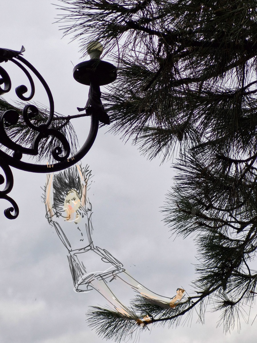 У владимирского реставратора Татьяны Рычковой необычное хобби: она оживляет фотографии. Однажды художница открыла для себя искусство в смартфоне, и теперь в специальном редакторе делает зарисовки прямо на снимках, населяя владимирские локации и объекты разными героями, образами, фигурами.