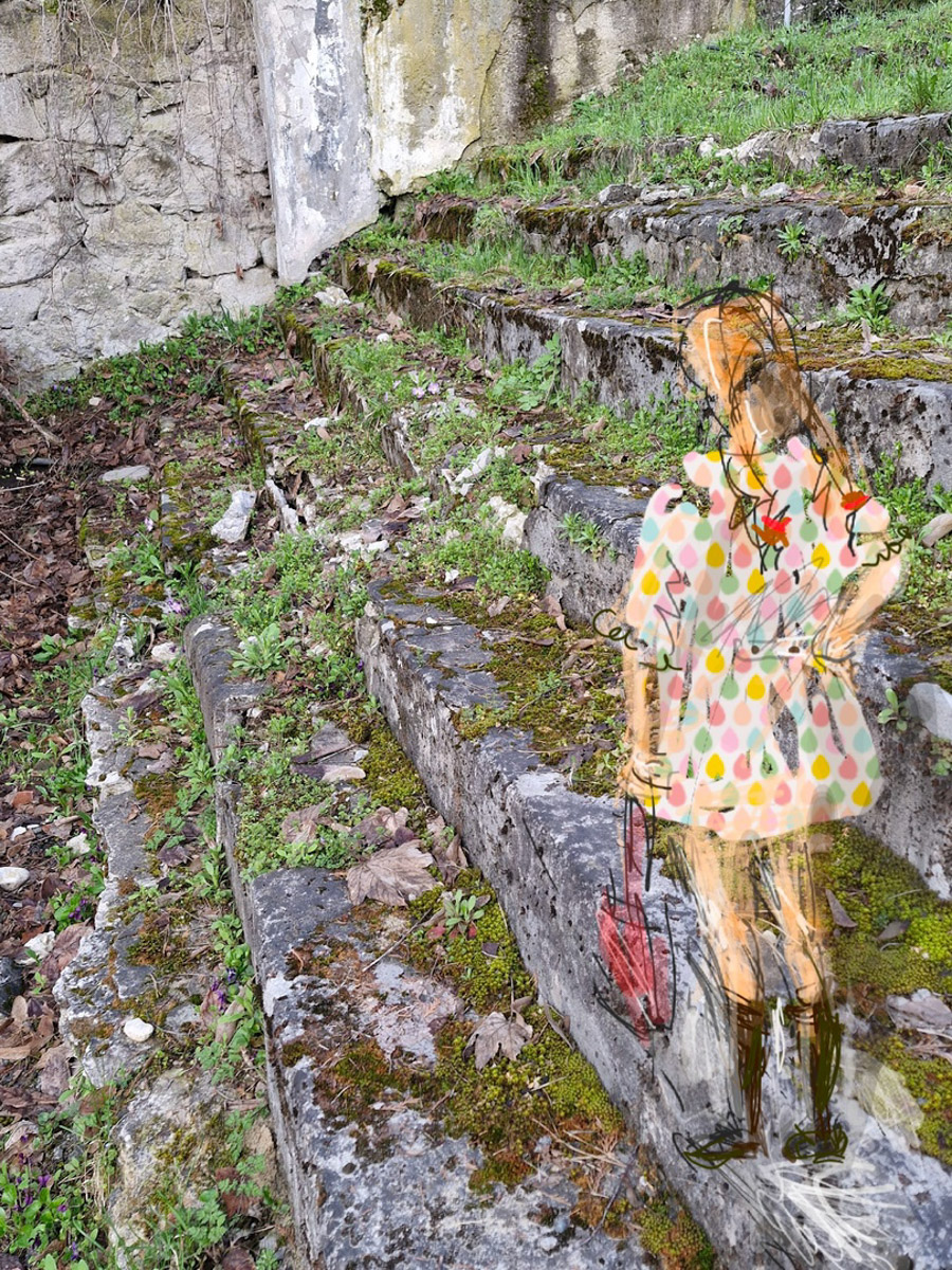 У владимирского реставратора Татьяны Рычковой необычное хобби: она оживляет фотографии. Однажды художница открыла для себя искусство в смартфоне, и теперь в специальном редакторе делает зарисовки прямо на снимках, населяя владимирские локации и объекты разными героями, образами, фигурами.