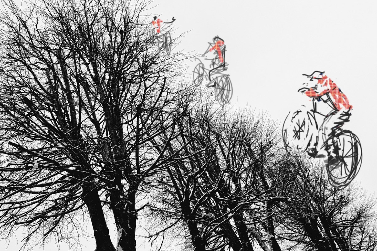 У владимирского реставратора Татьяны Рычковой необычное хобби: она оживляет фотографии. Однажды художница открыла для себя искусство в смартфоне, и теперь в специальном редакторе делает зарисовки прямо на снимках, населяя владимирские локации и объекты разными героями, образами, фигурами.