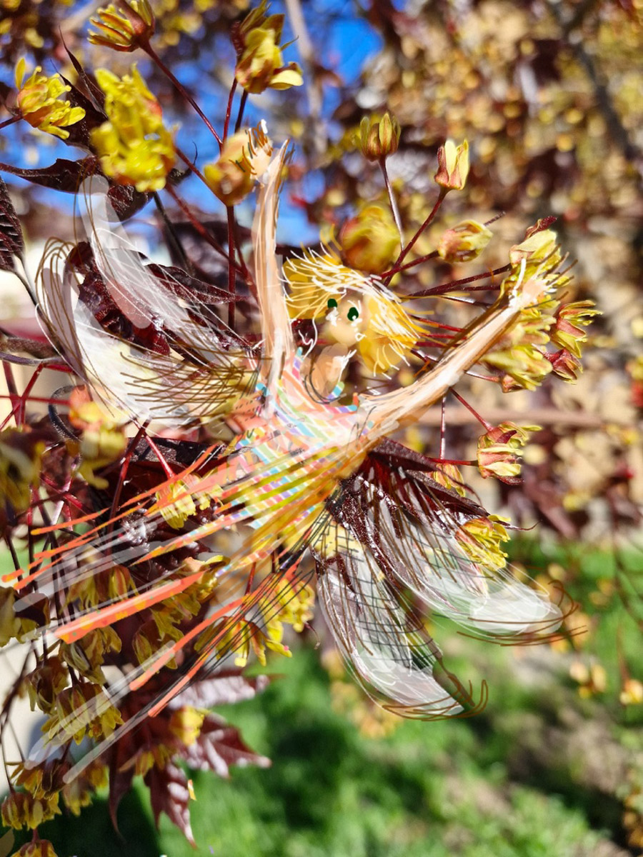 У владимирского реставратора Татьяны Рычковой необычное хобби: она оживляет фотографии. Однажды художница открыла для себя искусство в смартфоне, и теперь в специальном редакторе делает зарисовки прямо на снимках, населяя владимирские локации и объекты разными героями, образами, фигурами.