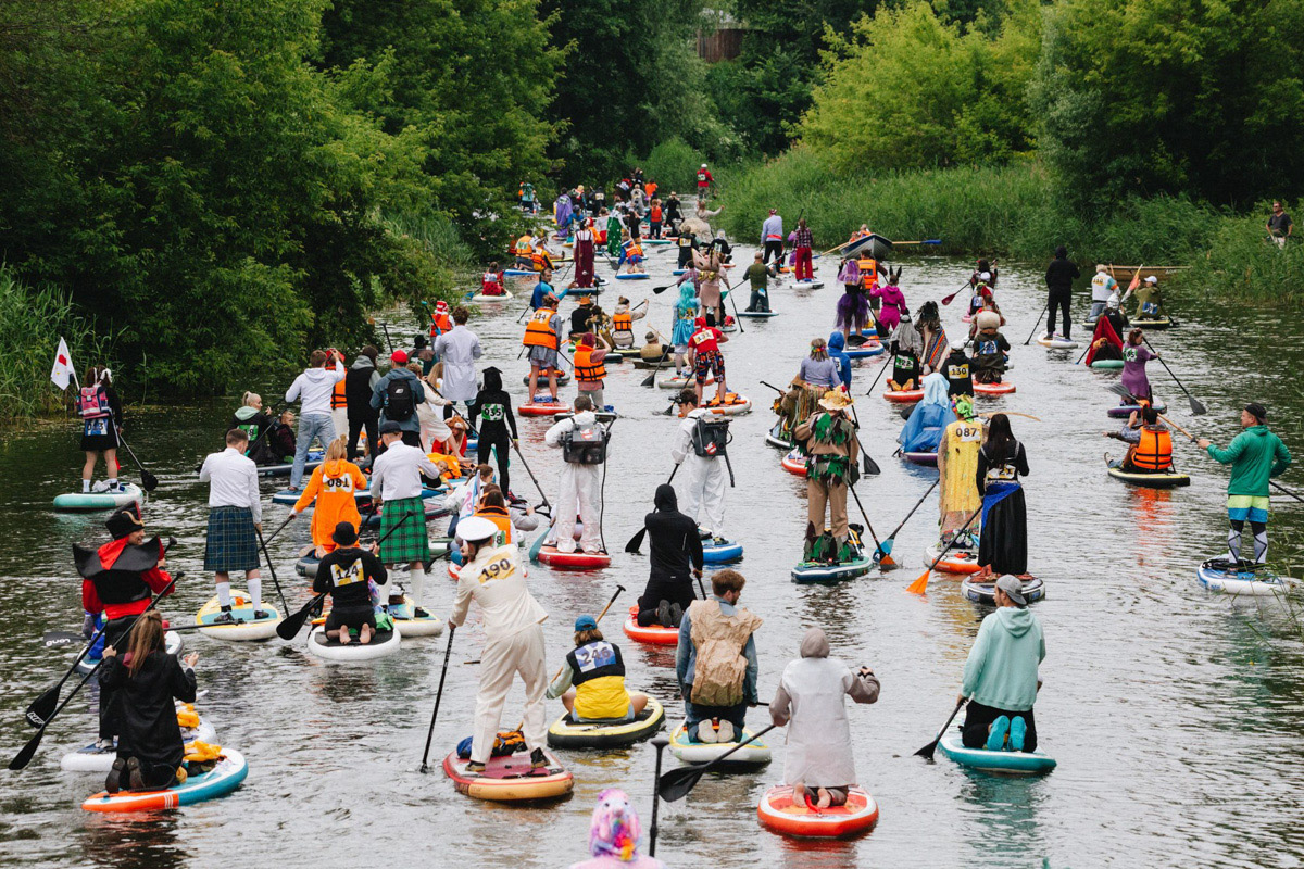 Вы уже составили программу развлечений на лето? Если нет, сохраняйте нашу статью, чтобы не пропустить самые яркие фестивали. А их в этом сезоне ожидается много. Перечислить все не беремся, расскажем про самые масштабные: от музыкальных экспедиций до рыцарских турниров.