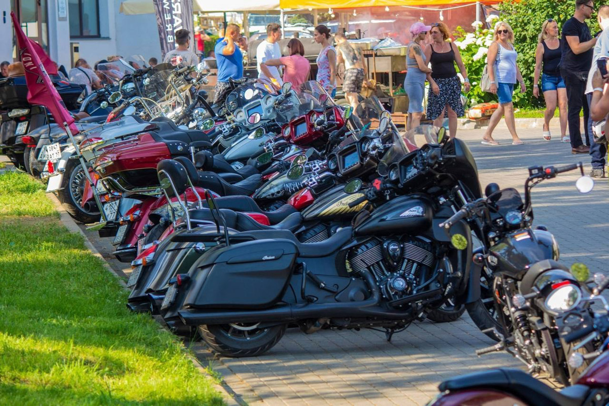 Вы уже составили программу развлечений на лето? Если нет, сохраняйте нашу статью, чтобы не пропустить самые яркие фестивали. А их в этом сезоне ожидается много. Перечислить все не беремся, расскажем про самые масштабные: от музыкальных экспедиций до рыцарских турниров.