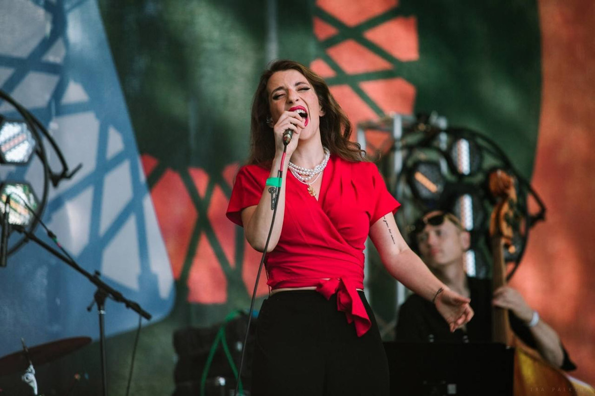 Вы уже составили программу развлечений на лето? Если нет, сохраняйте нашу статью, чтобы не пропустить самые яркие фестивали. А их в этом сезоне ожидается много. Перечислить все не беремся, расскажем про самые масштабные: от музыкальных экспедиций до рыцарских турниров.